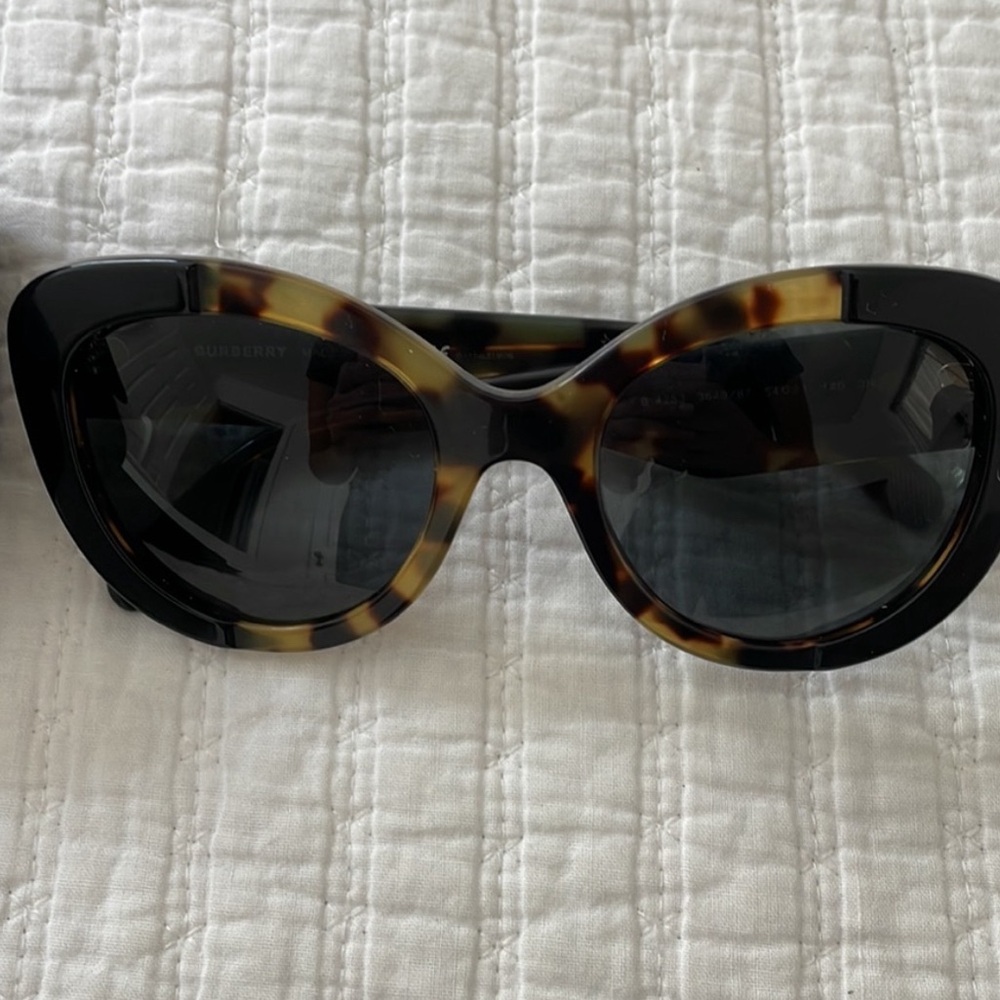 Burberry sunglasses - Picture 2 of 6